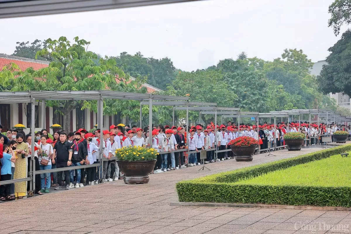 Dòng người tới Lăng Bác ngày 30/4: Để ‘như có Bác Hồ trong ngày vui đại thắng’