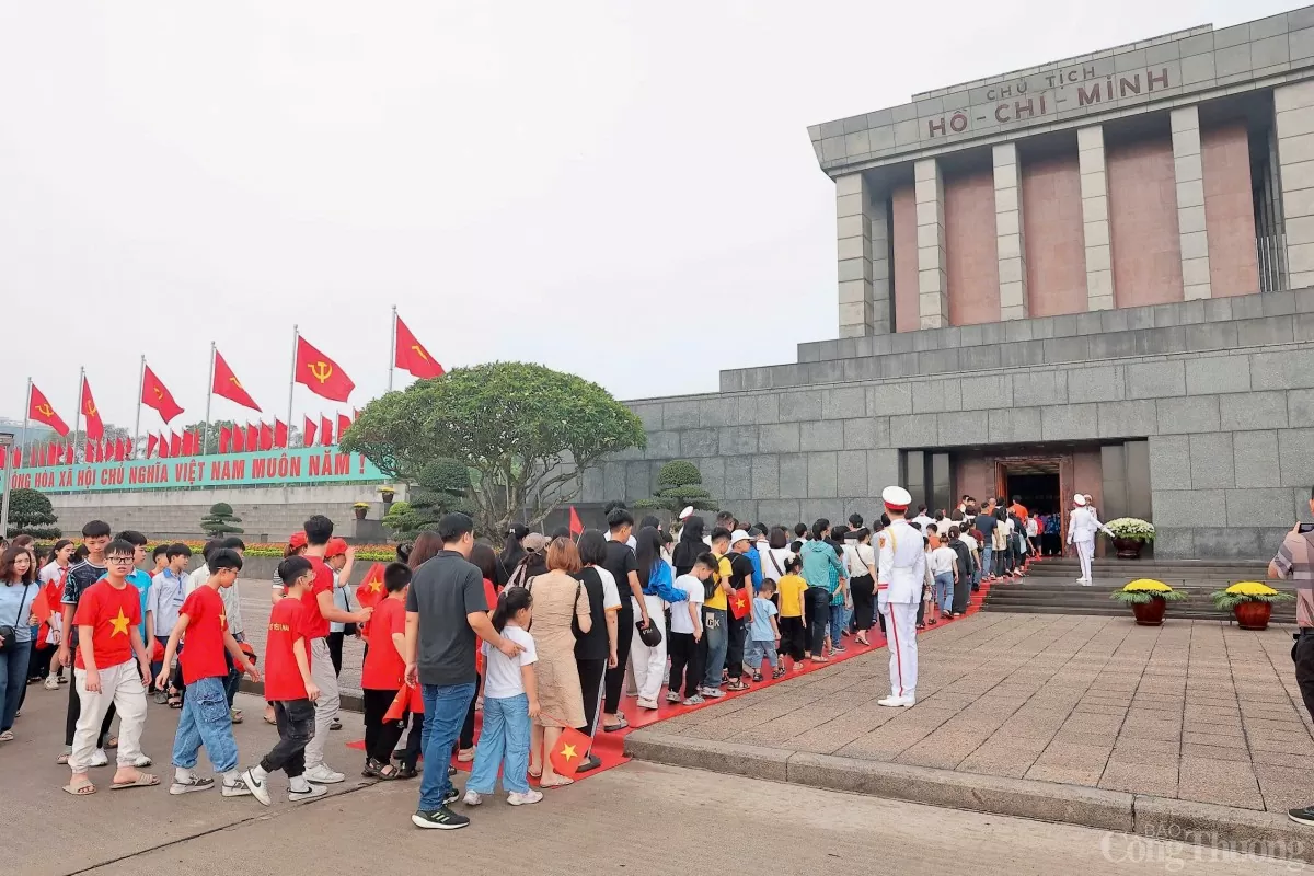 Dòng người tới Lăng Bác ngày 30/4: Để ‘như có Bác Hồ trong ngày vui đại thắng’