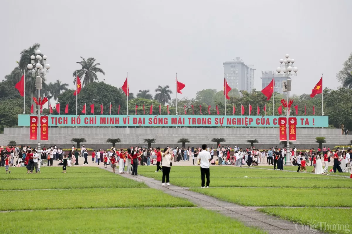 Dòng người tới Lăng Bác ngày 30/4: Để ‘như có Bác Hồ trong ngày vui đại thắng’