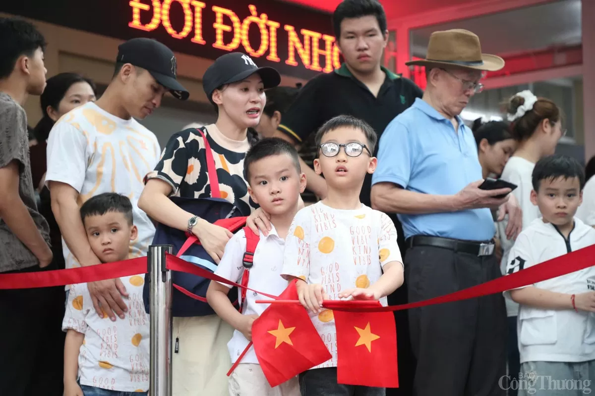 Dòng người tới Lăng Bác ngày 30/4: Để ‘như có Bác Hồ trong ngày vui đại thắng’
