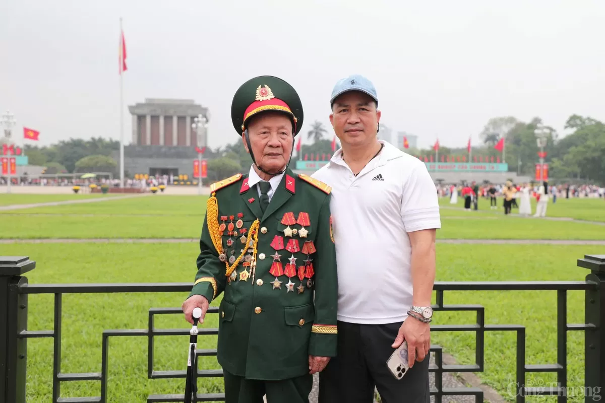 Dòng người tới Lăng Bác ngày 30/4: Để ‘như có Bác Hồ trong ngày vui đại thắng’