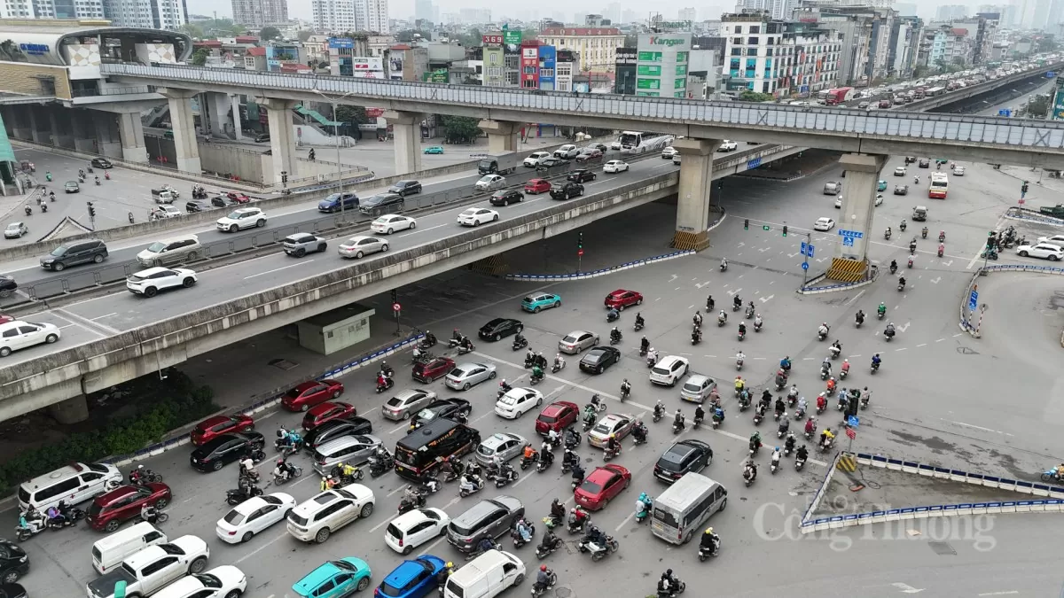 Đường vành đai 3 kẹt cứng ô tô về nghỉ lễ 30/4