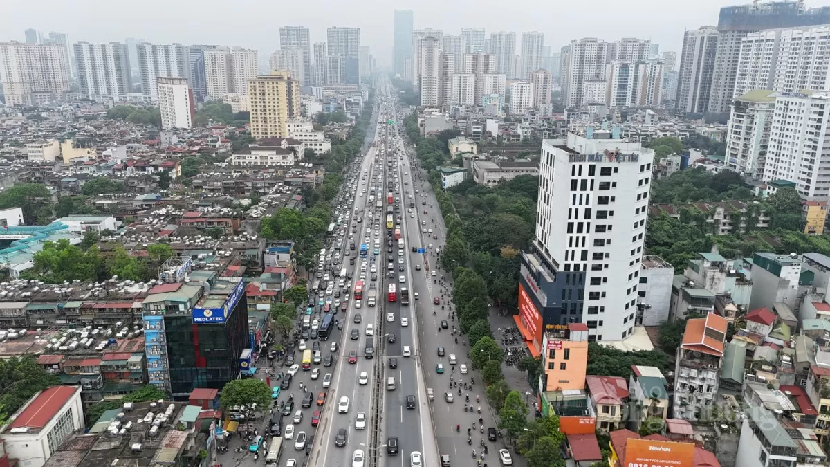 Đường vành đai 3 kẹt cứng ô tô về nghỉ lễ 30/4