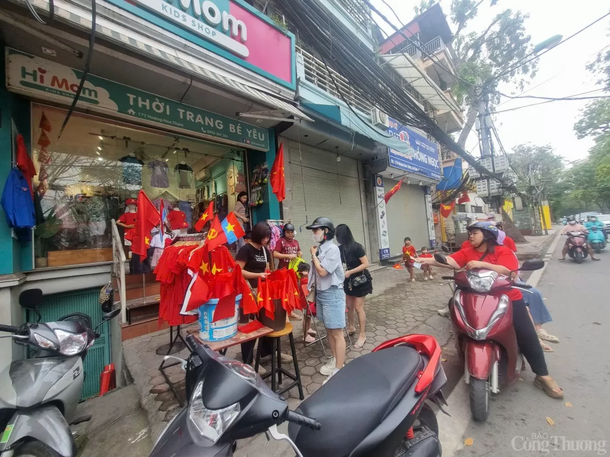 Có một Hà Nội 30/4 rực màu cờ đỏ - màu hoa khát vọng thành phố vì hoà bình!