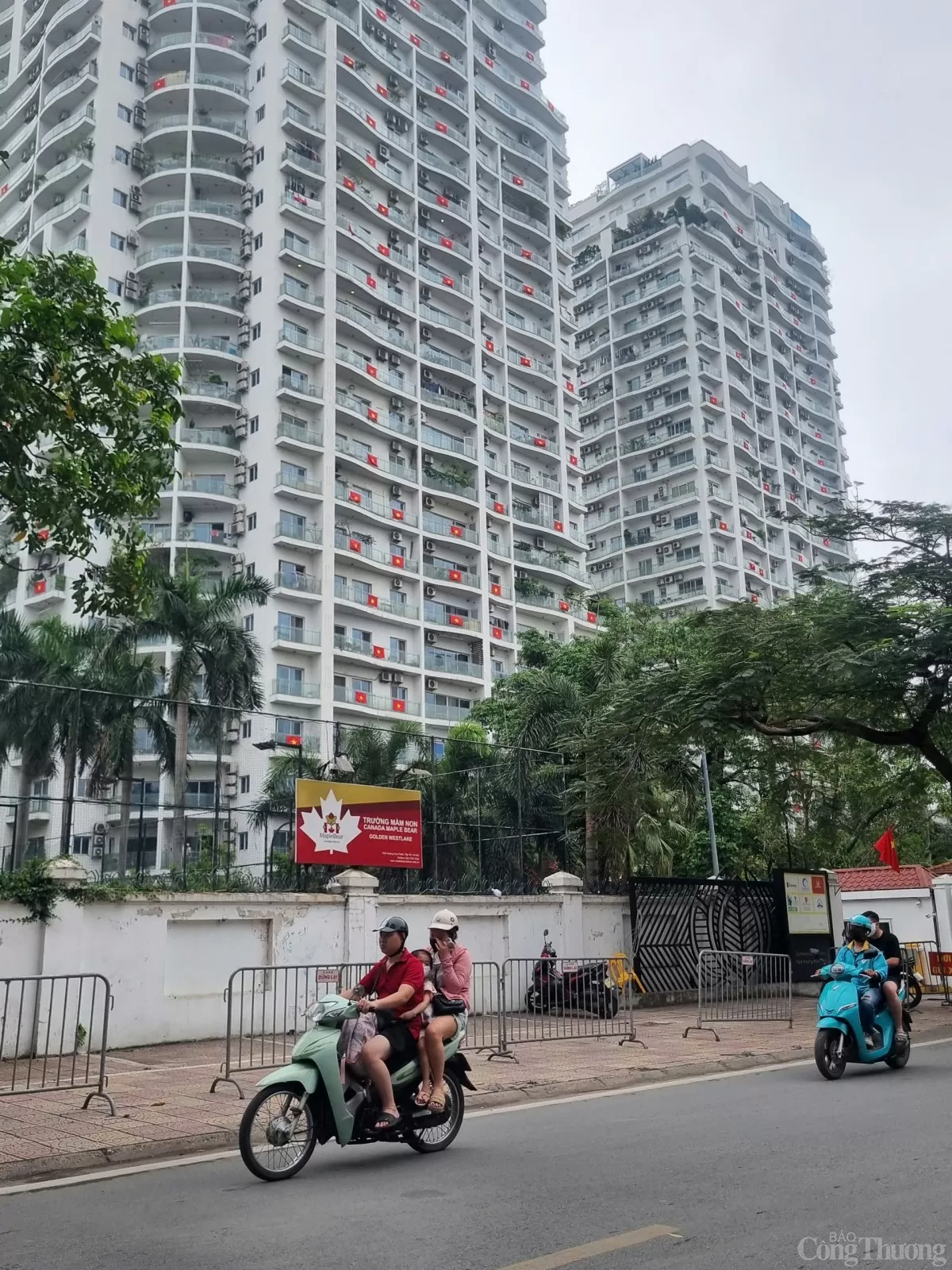 Có một Hà Nội 30/4 rực màu cờ đỏ - màu hoa khát vọng thành phố vì hoà bình!