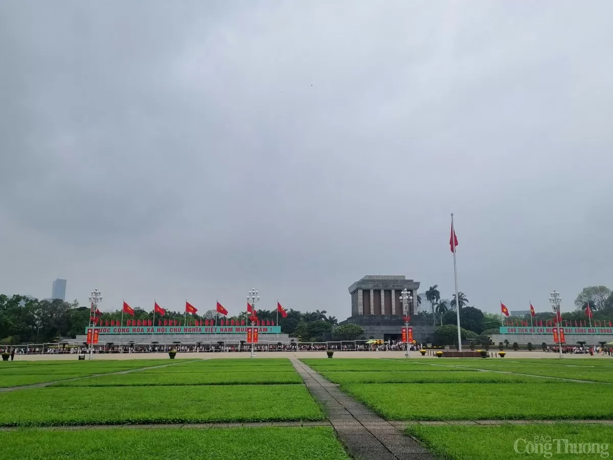 Có một Hà Nội 30/4 rực màu cờ đỏ - màu hoa khát vọng thành phố vì hoà bình!