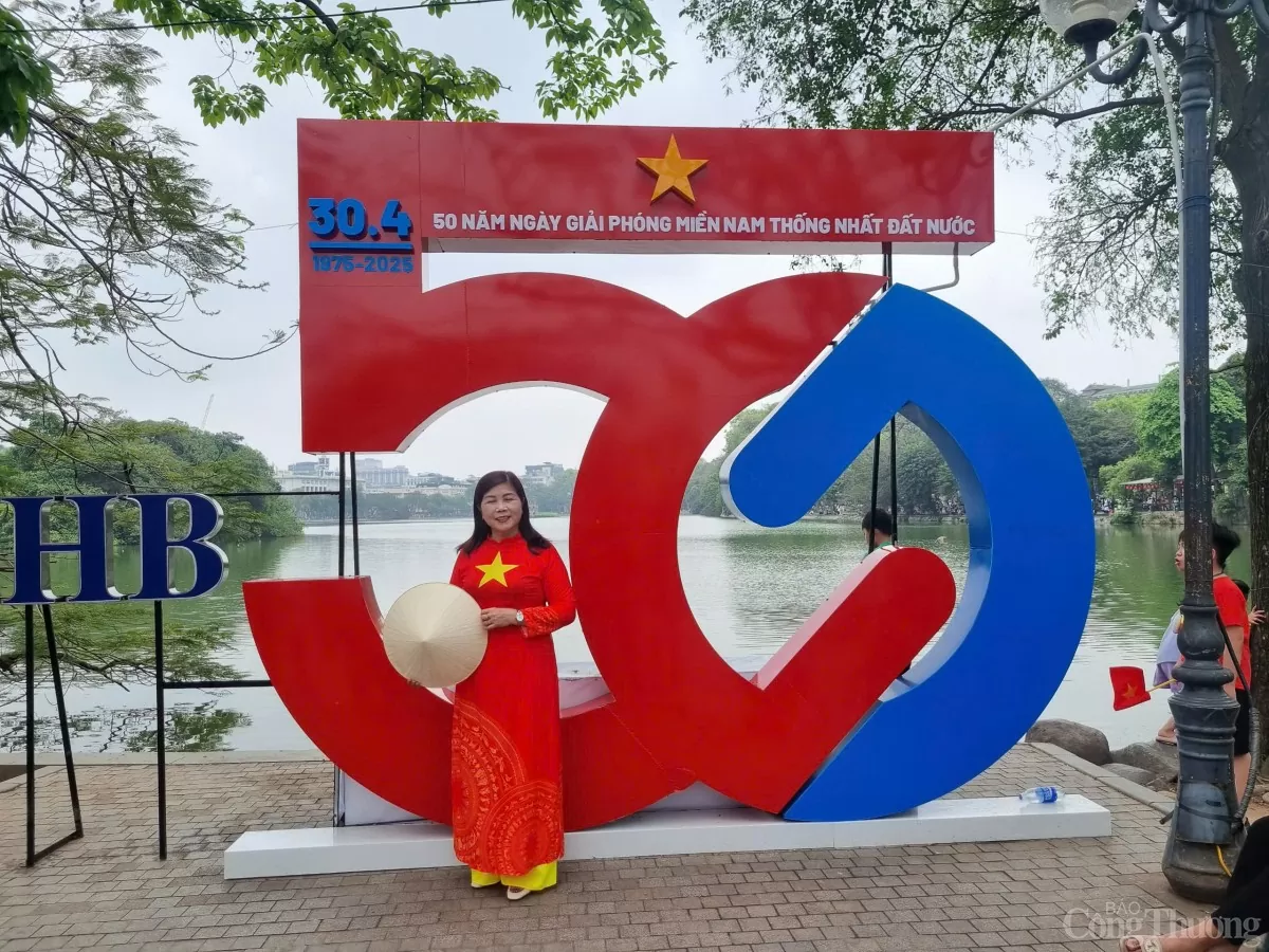Có một Hà Nội 30/4 rực màu cờ đỏ - màu hoa khát vọng thành phố vì hoà bình!
