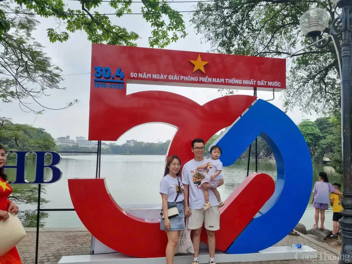 Có một Hà Nội 30/4 rực màu cờ đỏ - màu hoa khát vọng thành phố vì hoà bình!