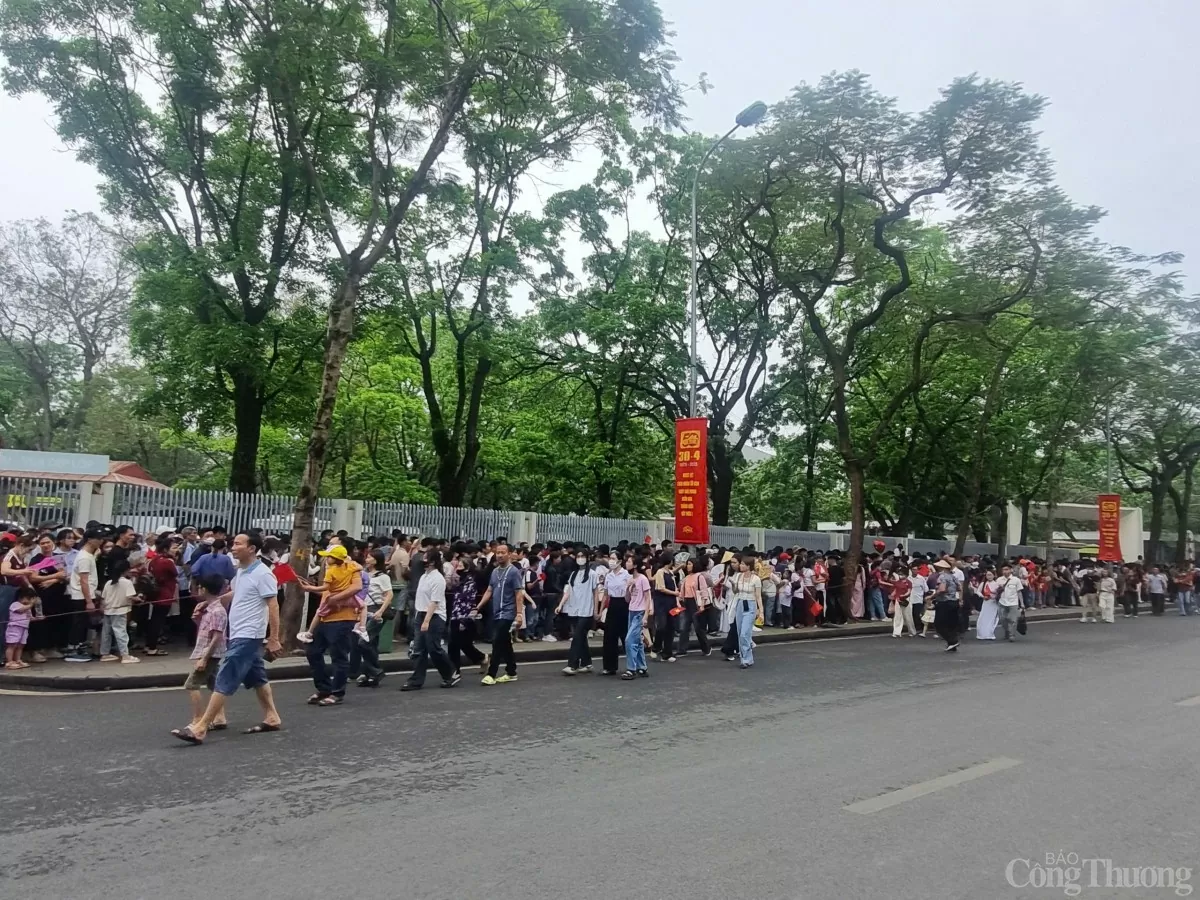 Có một Hà Nội 30/4 rực màu cờ đỏ - màu hoa khát vọng thành phố vì hoà bình!