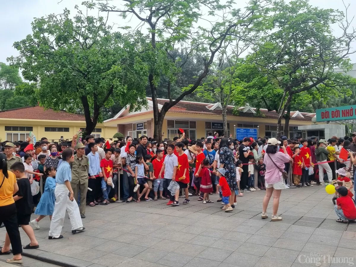 Có một Hà Nội 30/4 rực màu cờ đỏ - màu hoa khát vọng thành phố vì hoà bình!