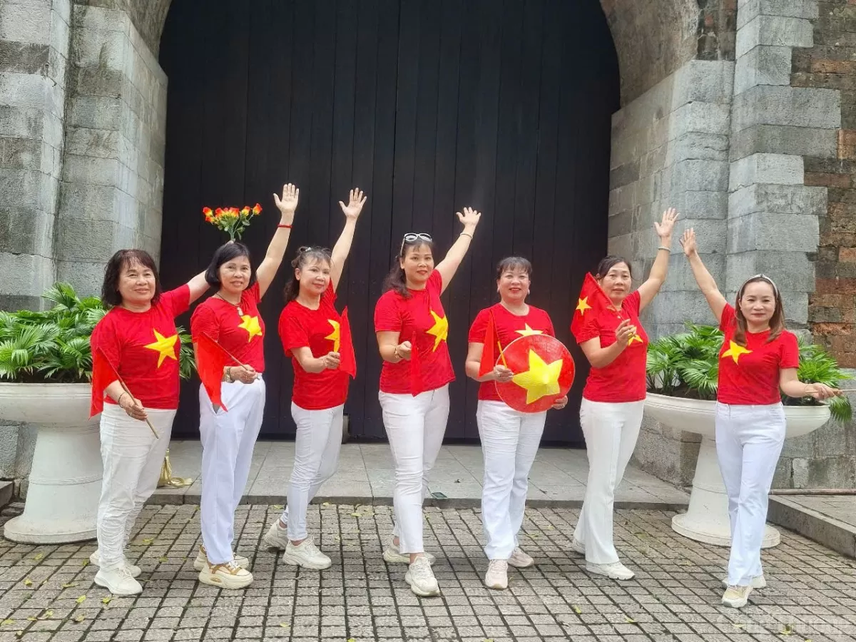 Có một Hà Nội 30/4 rực màu cờ đỏ - màu hoa khát vọng thành phố vì hoà bình!