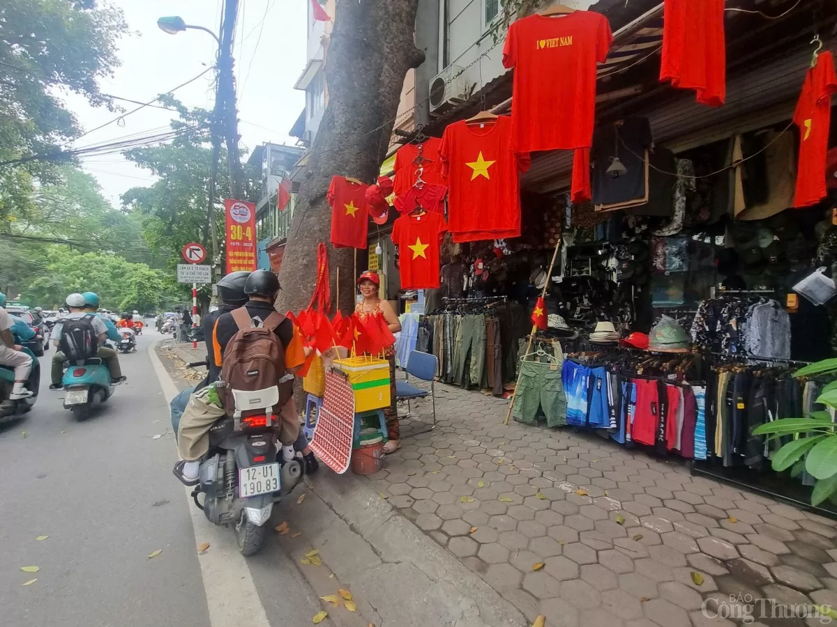 Có một Hà Nội 30/4 rực màu cờ đỏ - màu hoa khát vọng thành phố vì hoà bình!