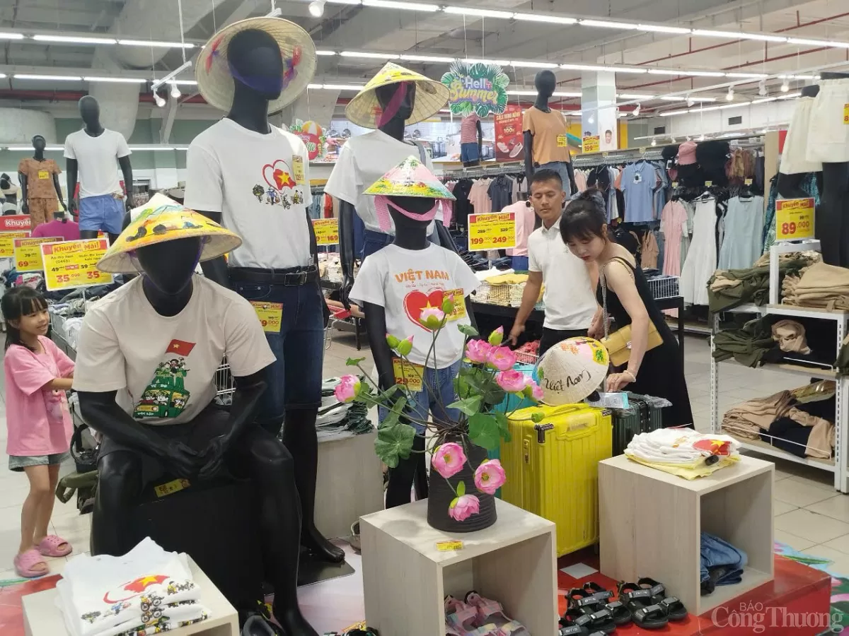 Hà Nội: Khách nườm nượp săn sale khuyến mãi ngày 30/4