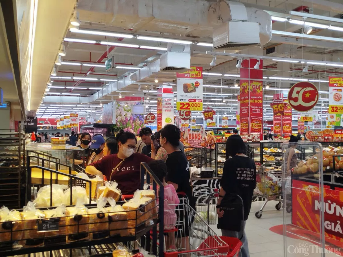 Hà Nội: Khách nườm nượp săn sale khuyến mãi ngày 30/4