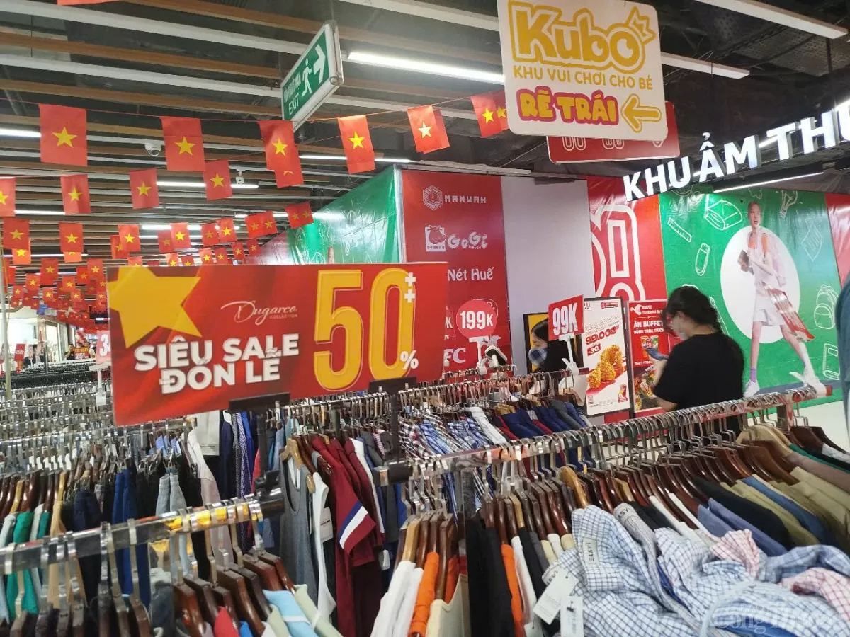 Hà Nội: Khách nườm nượp săn sale khuyến mãi ngày 30/4