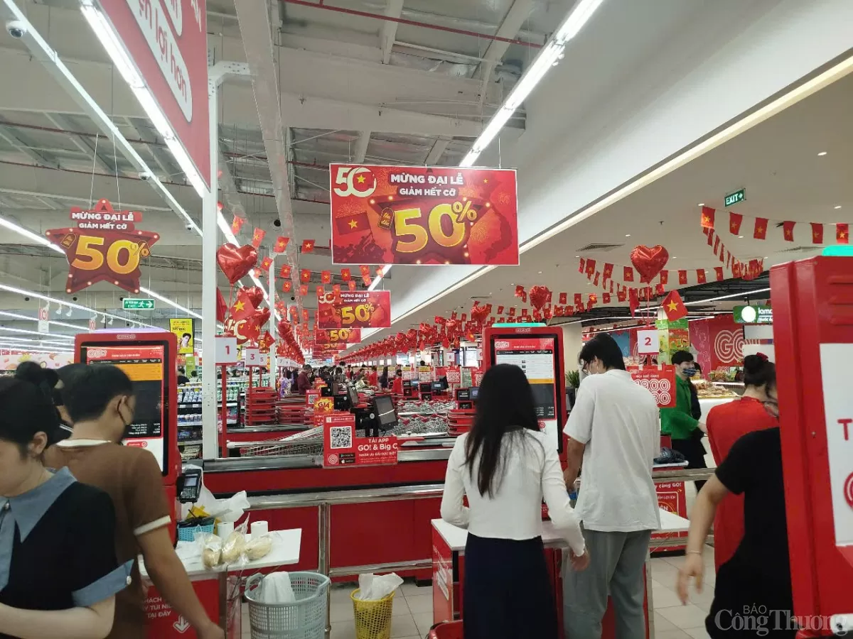 Hà Nội: Khách nườm nượp săn sale khuyến mãi ngày 30/4