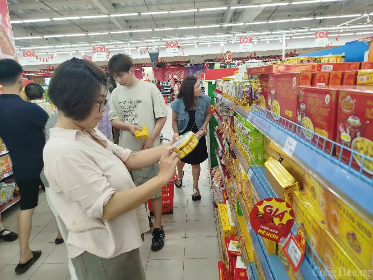 Hà Nội: Khách nườm nượp săn sale khuyến mãi ngày 30/4