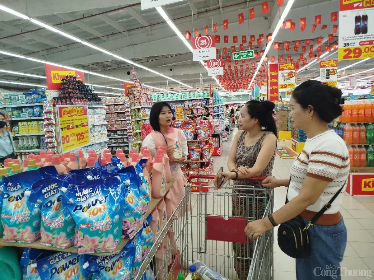 Hà Nội: Khách nườm nượp săn sale khuyến mãi ngày 30/4
