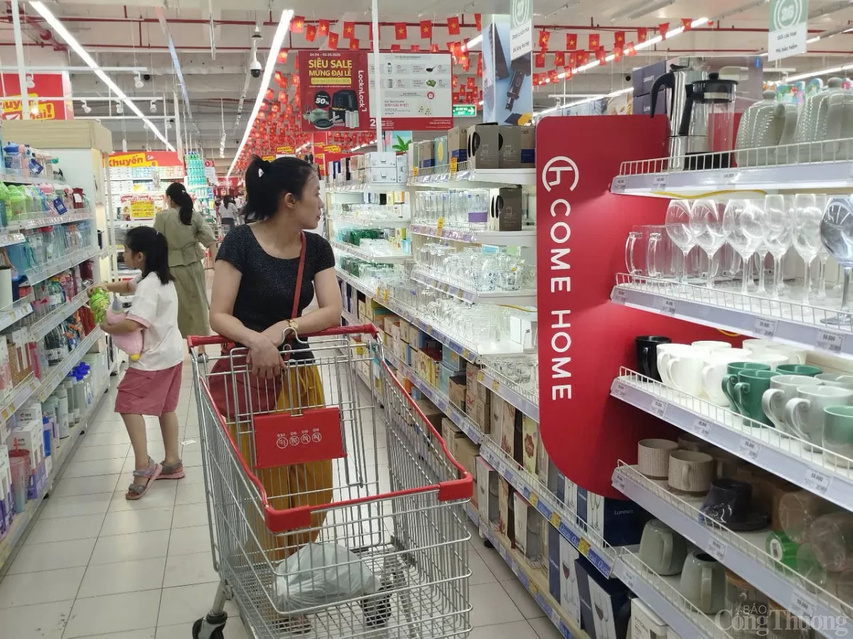 Hà Nội: Khách nườm nượp săn sale khuyến mãi ngày 30/4