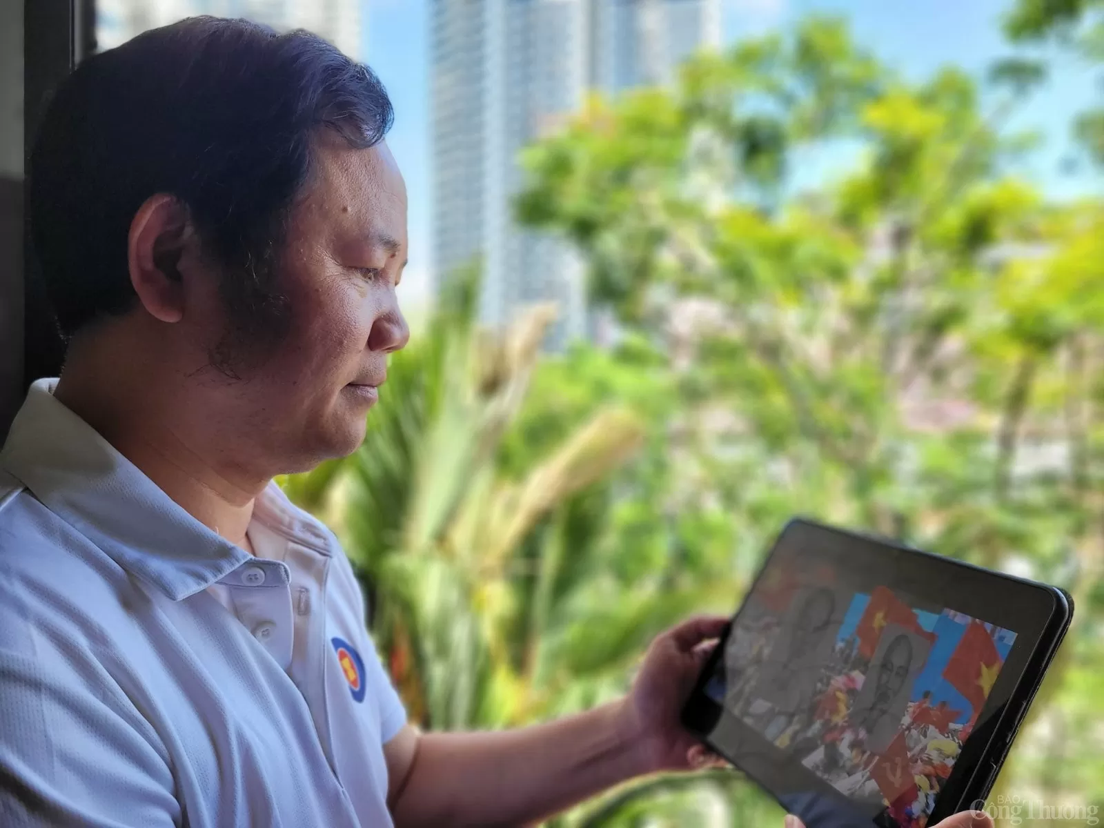 Xem diễu binh, diễu hành từ nửa vòng trái đất