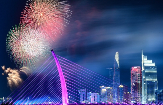tp ho chi minh cau ba son lung linh trong dip le 304