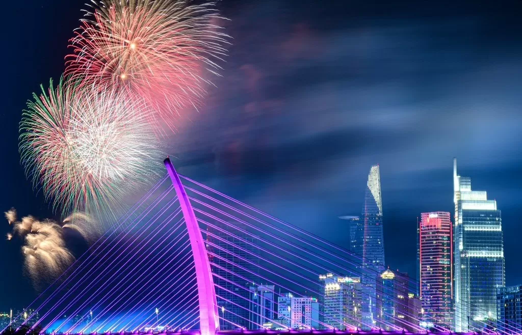 TP. Hồ Chí Minh: Cầu Ba Son lung linh trong dịp lễ 30/4