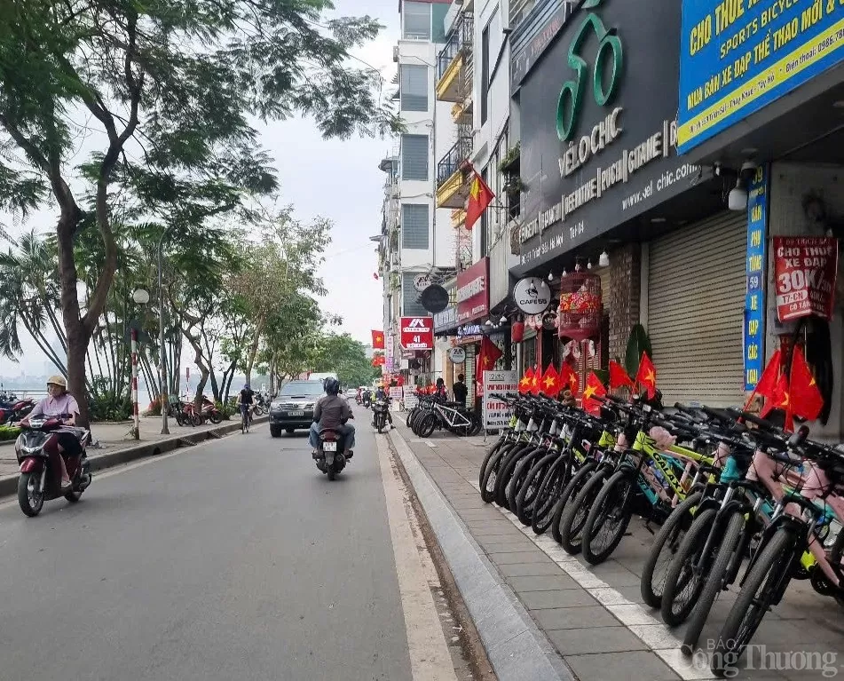 Có một Hà Nội 30/4 rực màu cờ đỏ - màu hoa khát vọng thành phố vì hoà bình!
