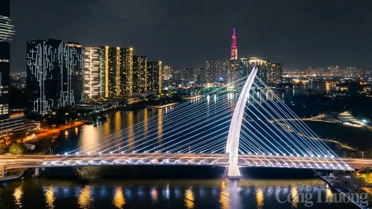 TP. Hồ Chí Minh: Cầu Ba Son lung linh trong dịp lễ 30/4
