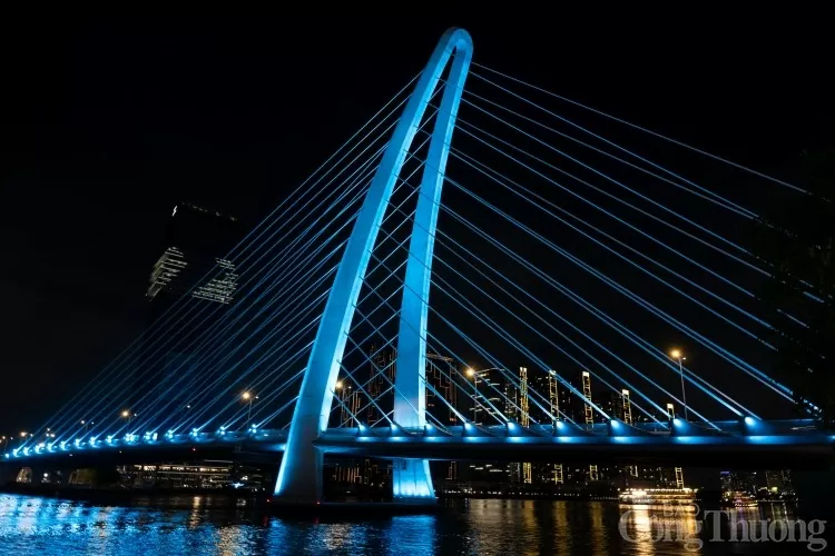 TP. Hồ Chí Minh: Cầu Ba Son lung linh trong dịp lễ 30/4