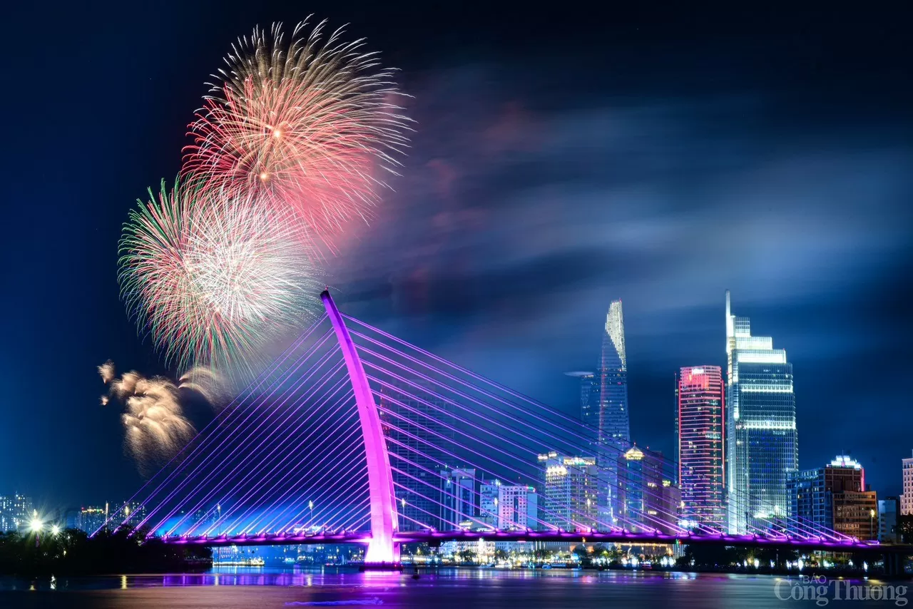 TP. Hồ Chí Minh: Cầu Ba Son lung linh trong dịp lễ 30/4
