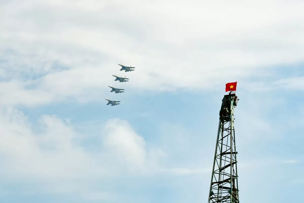 Tiêm kích Su-30MK2 của lực lượng Không quân nhân dân Việt Nam bay trên bầu trời TP. Hồ Chí Minh trong đại lễ 30/4.