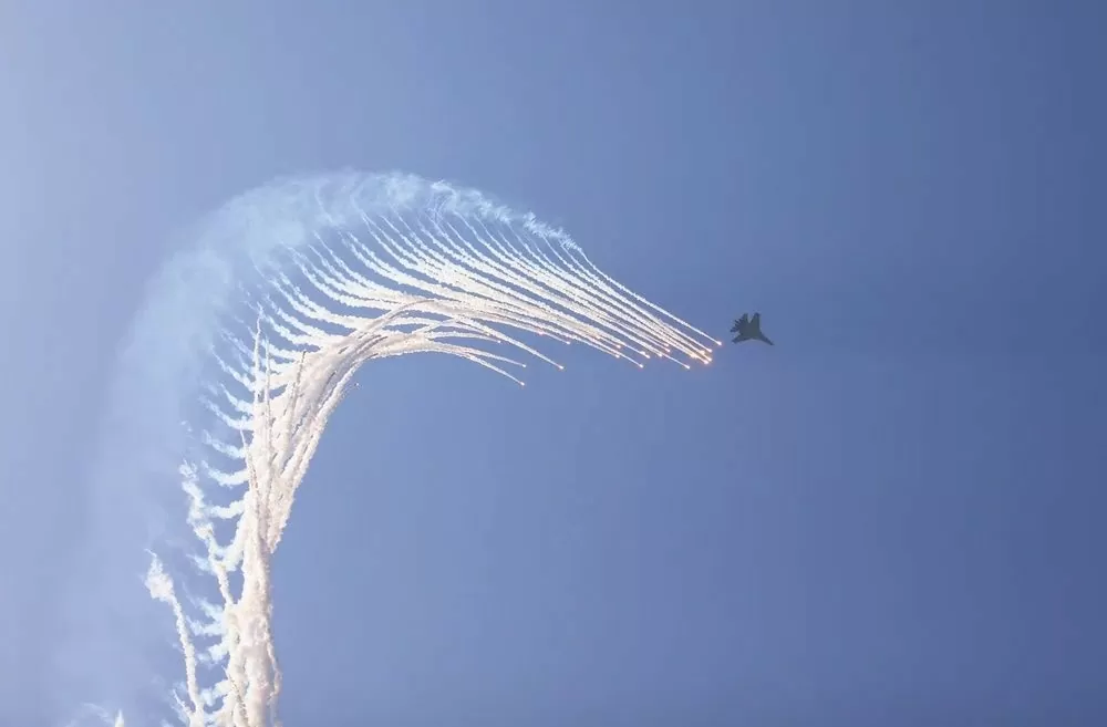 Màn trình diễn phun bẫy nhiệt của máy bay tiêm kích Su-30MK2 trên bầu trời Thành phố Hồ Chí Minh trong Lễ kỷ niệm 50 năm Giải phóng miền Nam, thống nhất đất nước.