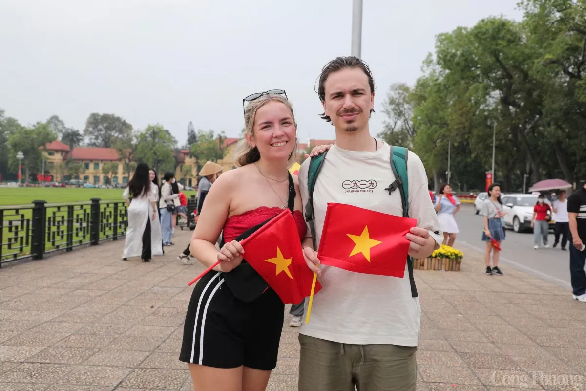 Nụ hôn 30/4 và Việt Nam trong mắt du khách quốc tế sau 50 năm thống nhất