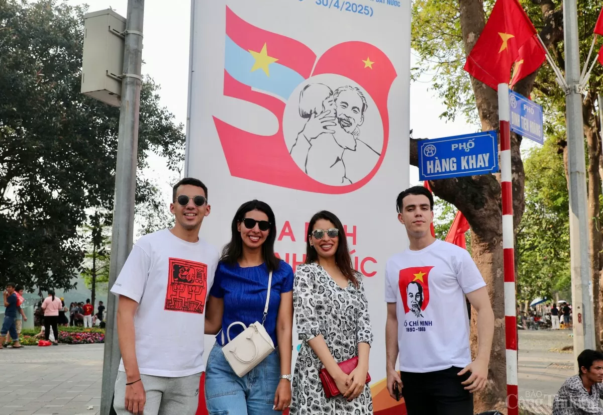 Nụ hôn 30/4 và Việt Nam trong mắt du khách quốc tế sau 50 năm thống nhất