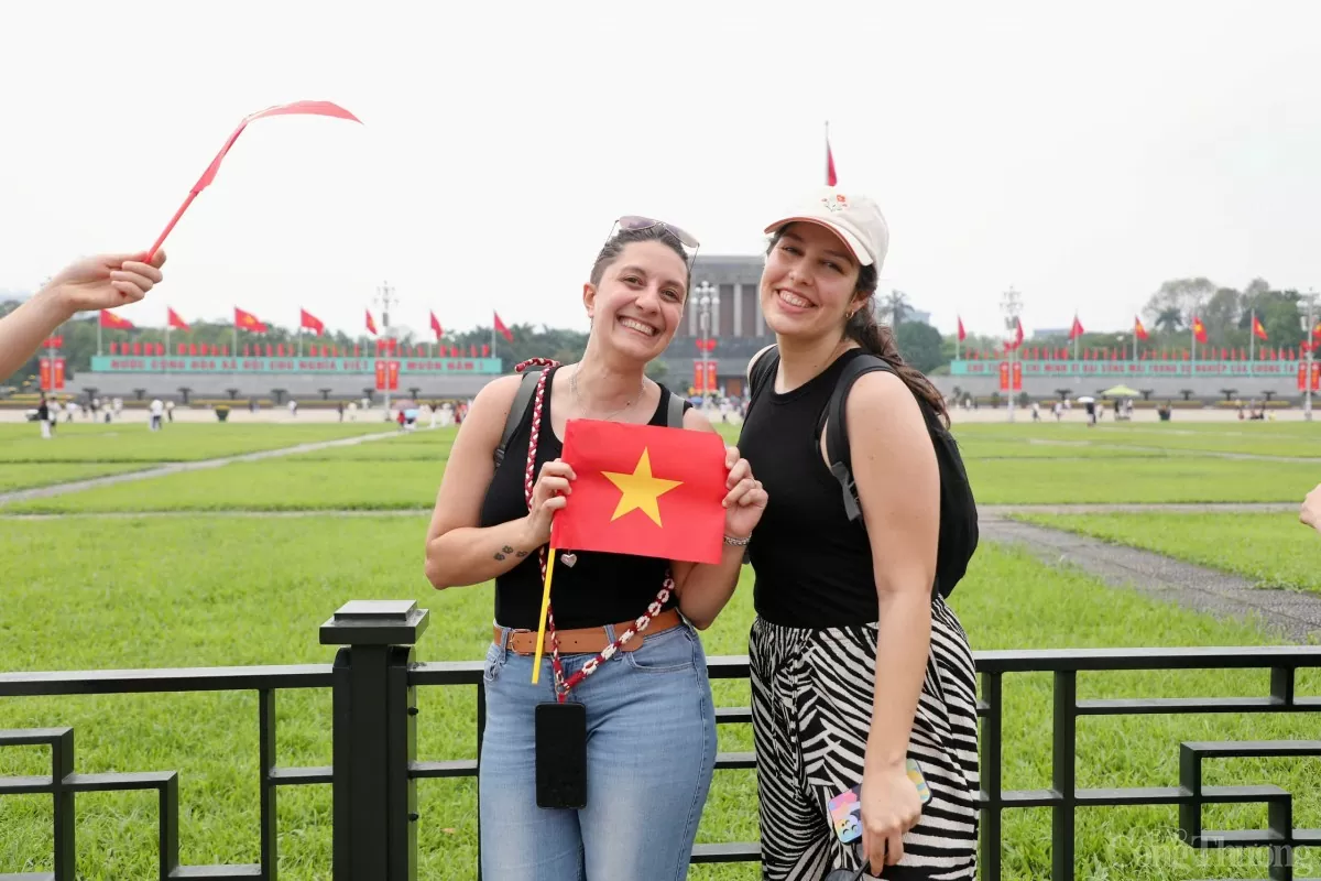 Nụ hôn 30/4 và Việt Nam trong mắt du khách quốc tế sau 50 năm thống nhất