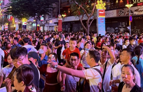 bien nguoi do ve trung tam tp ho chi minh trong dem hoi sac mau thanh pho bac