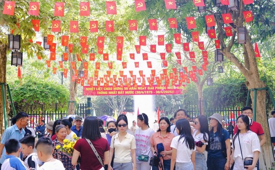 nguoi dan muon phuong ve dang huong tuong niem chu tich ho chi minh