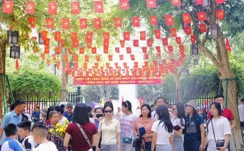 Người dân muôn phương về dâng hương tưởng niệm Chủ tịch Hồ Chí Minh