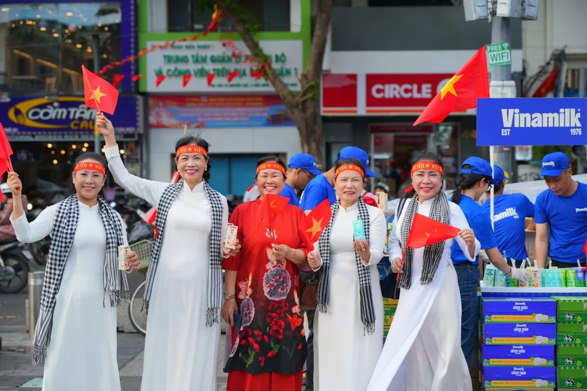Vinamilk hòa cùng niềm vui của ngày hội thống nhất non sông Vinamilk hòa cùng niềm vui của ngày hội thống nhất non sông
