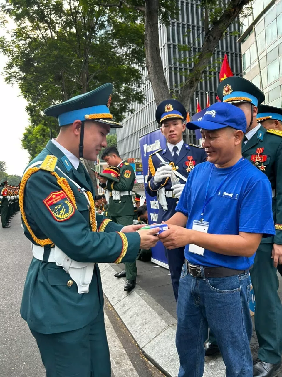 Vinamilk hòa cùng niềm vui của ngày hội thống nhất non sông Vinamilk hòa cùng niềm vui của ngày hội thống nhất non sông