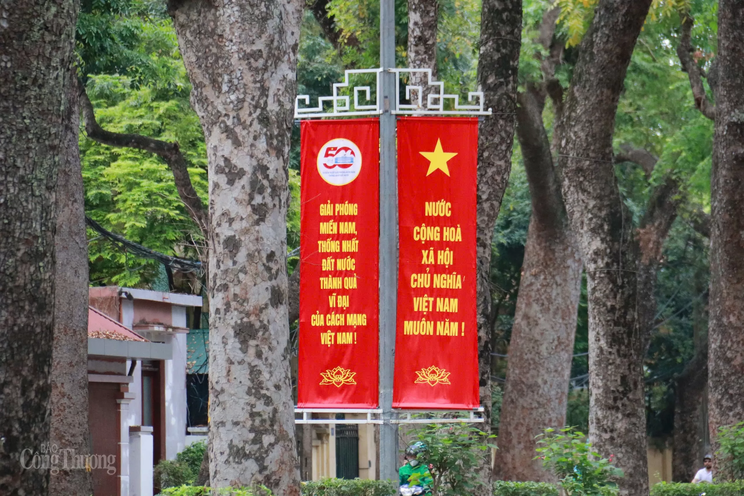 Rộn ràng sắc màu ngày 1/5 trên khắp phố phường Hà Nội Rộn ràng sắc màu ngày 1/5 trên khắp phố phường Hà Nội