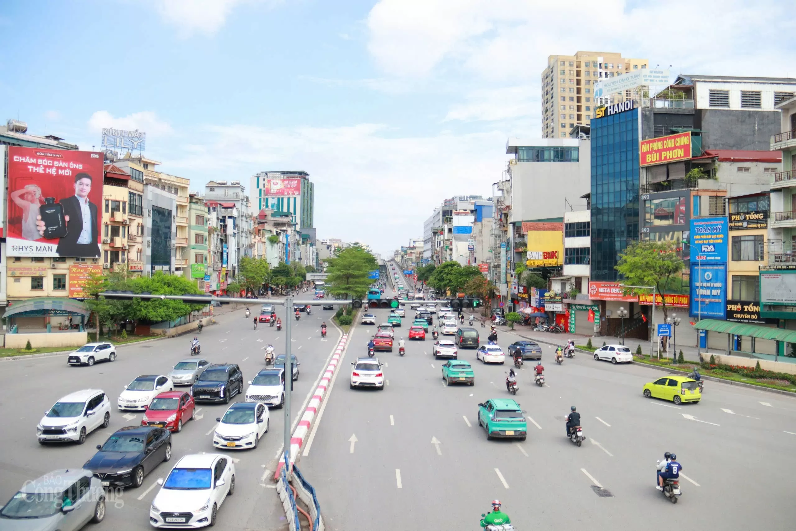 Rộn ràng sắc màu ngày 1/5 trên khắp phố phường Hà Nội Rộn ràng sắc màu ngày 1/5 trên khắp phố phường Hà Nội