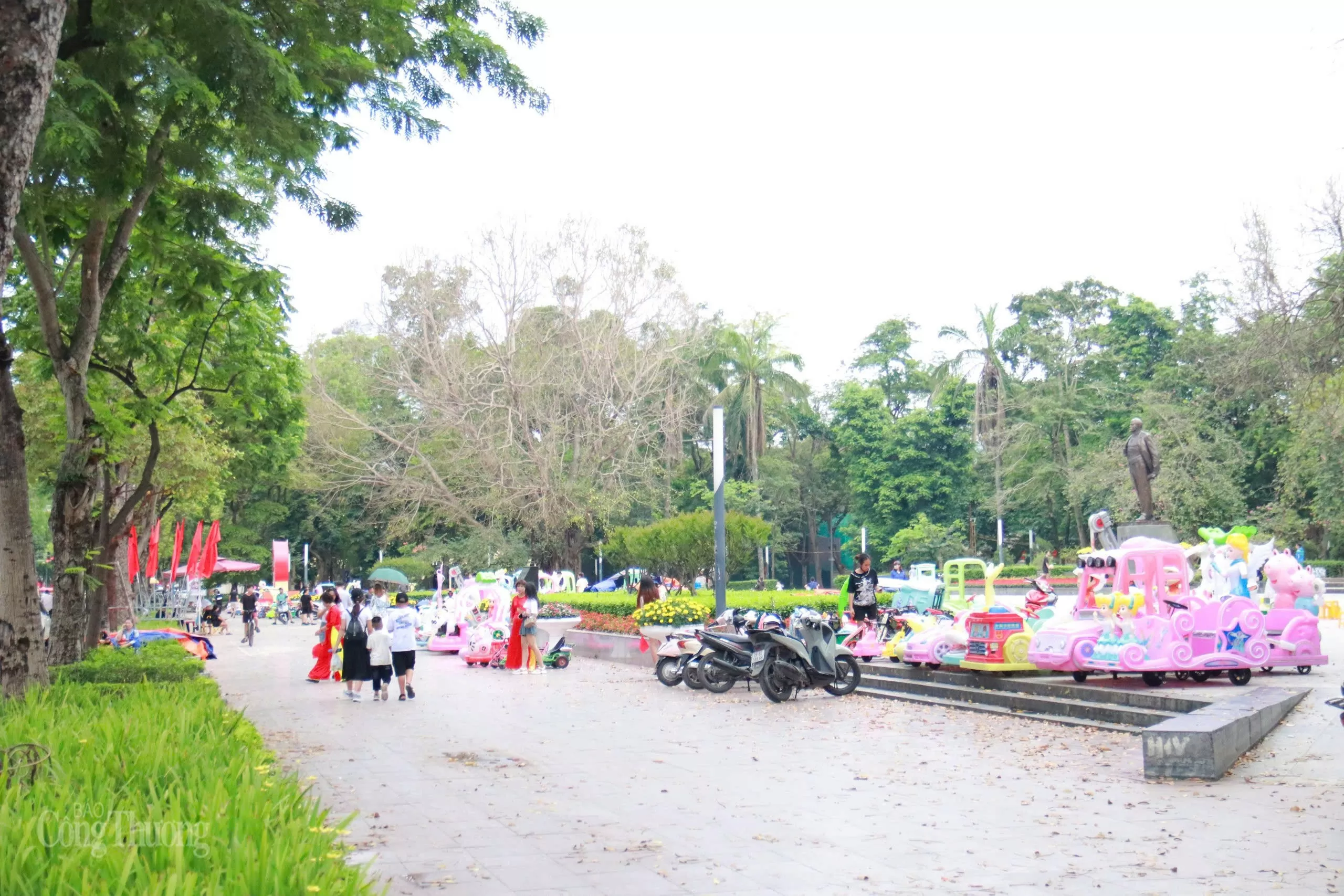 Rộn ràng sắc màu ngày 1/5 trên khắp phố phường Hà Nội Rộn ràng sắc màu ngày 1/5 trên khắp phố phường Hà Nội