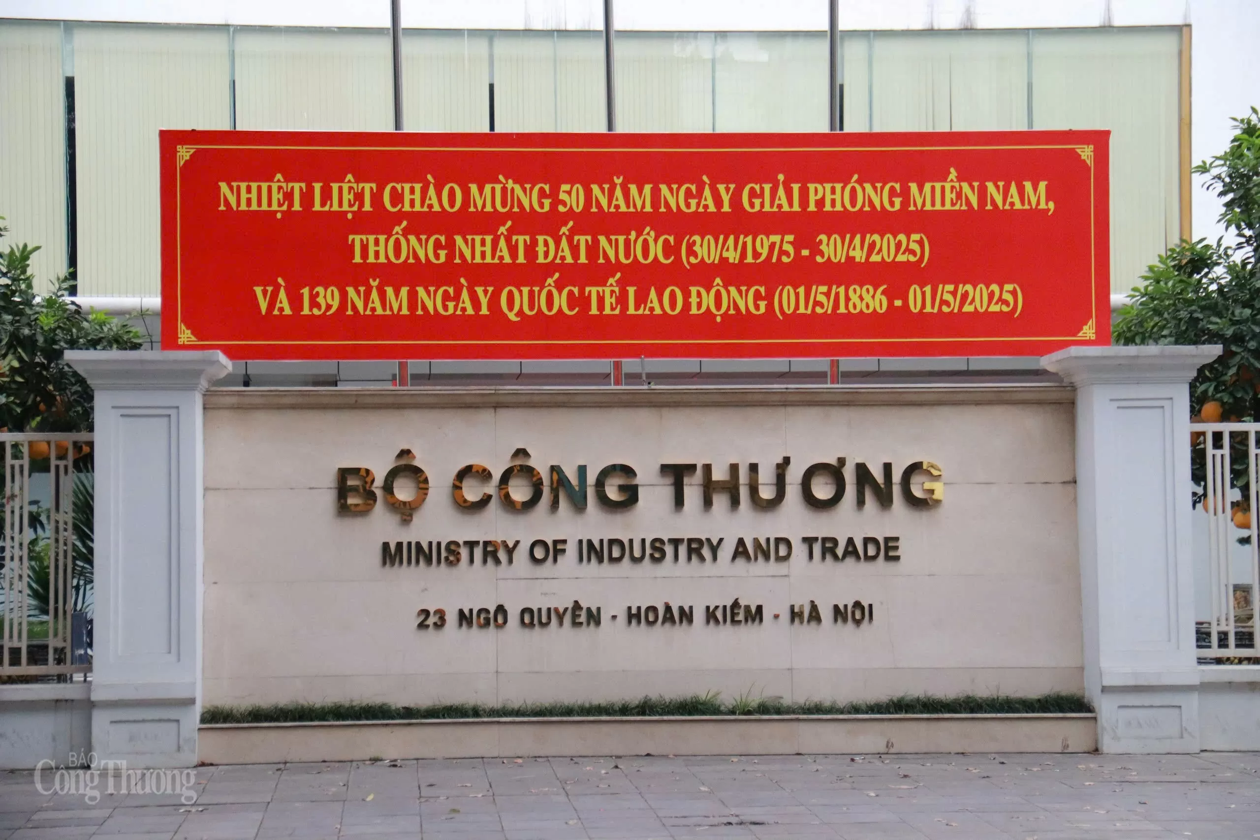 Rộn ràng sắc màu ngày 1/5 trên khắp phố phường Hà Nội Rộn ràng sắc màu ngày 1/5 trên khắp phố phường Hà Nội
