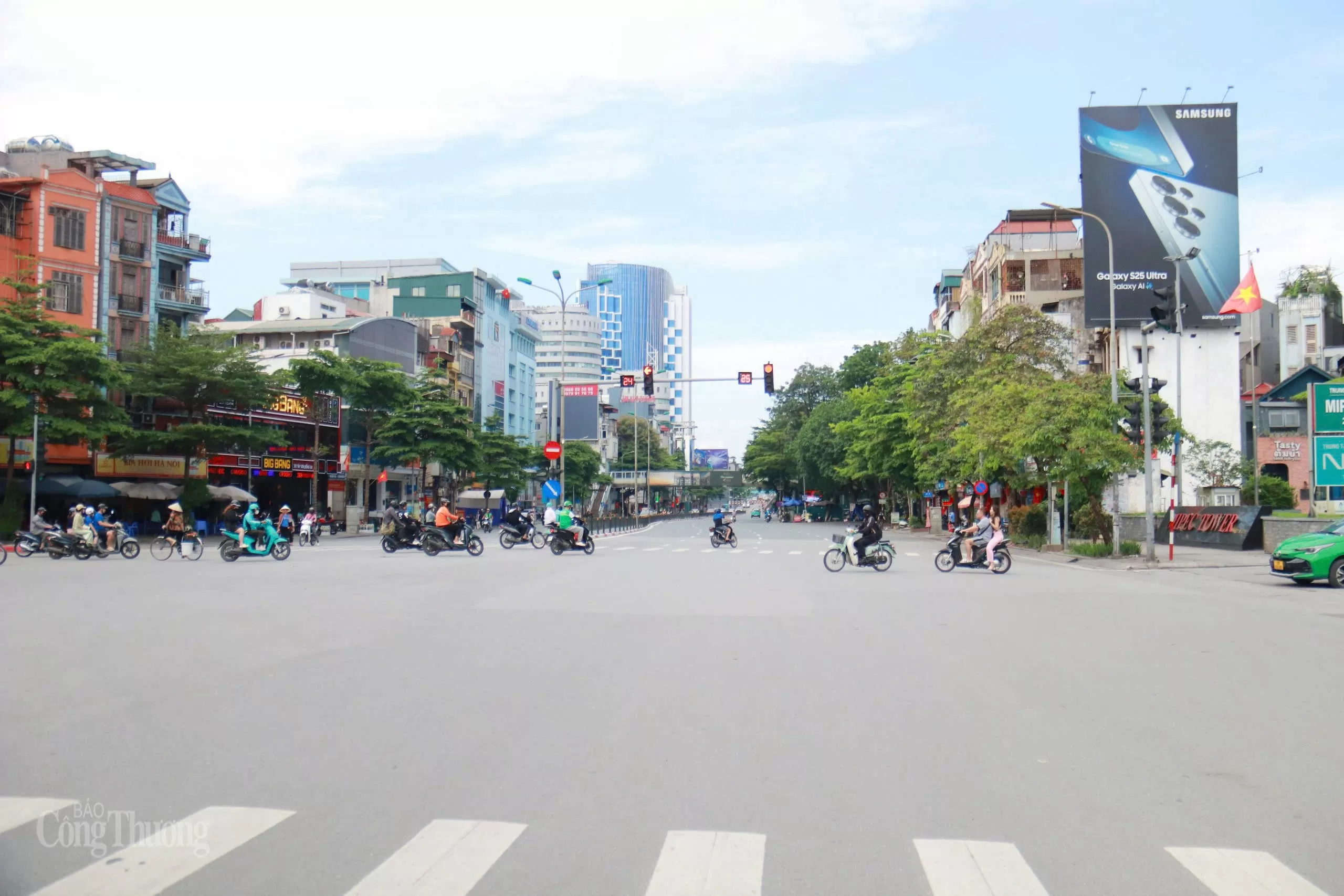Rộn ràng sắc màu ngày 1/5 trên khắp phố phường Hà Nội Rộn ràng sắc màu ngày 1/5 trên khắp phố phường Hà Nội