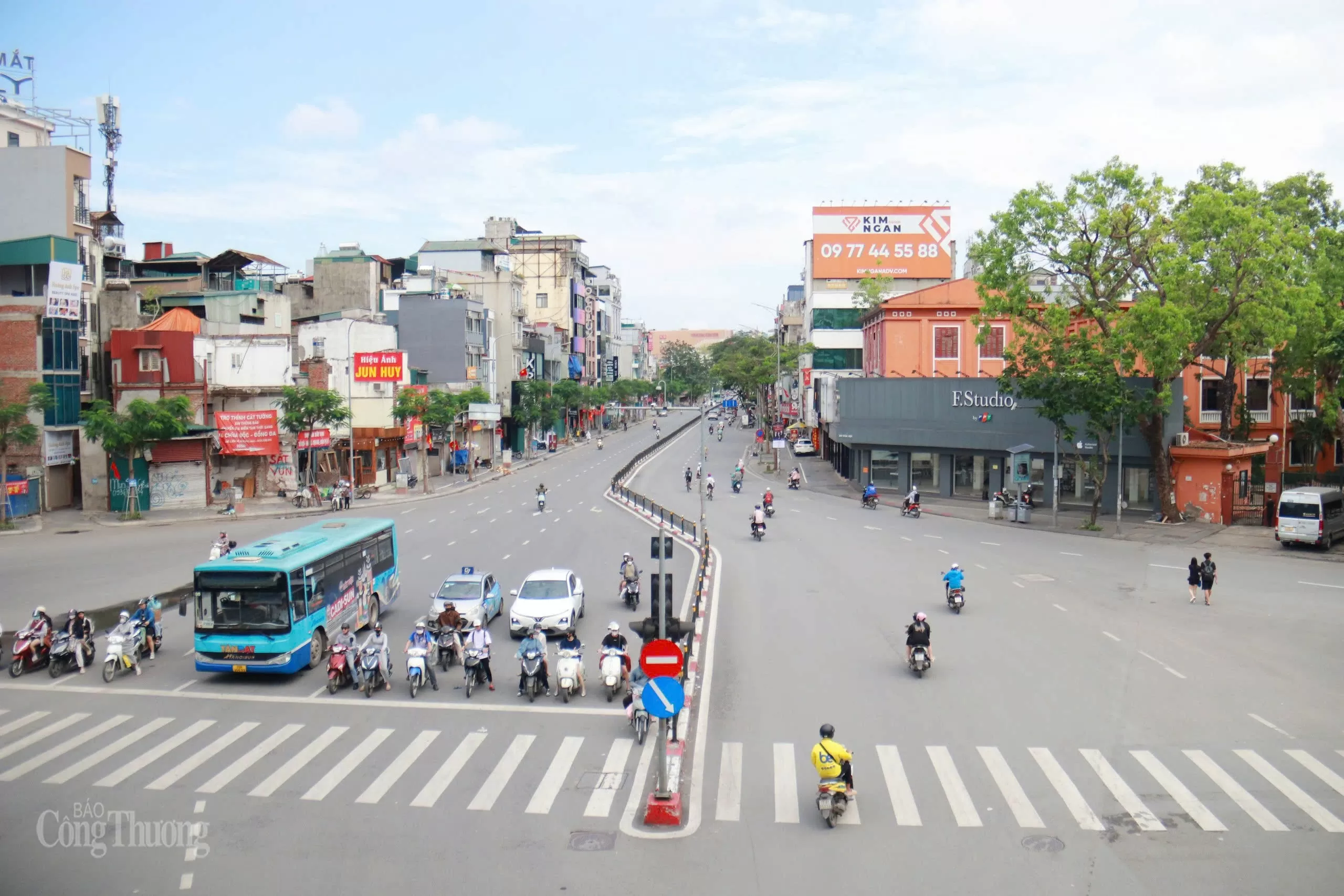 Rộn ràng sắc màu ngày 1/5 trên khắp phố phường Hà Nội Rộn ràng sắc màu ngày 1/5 trên khắp phố phường Hà Nội