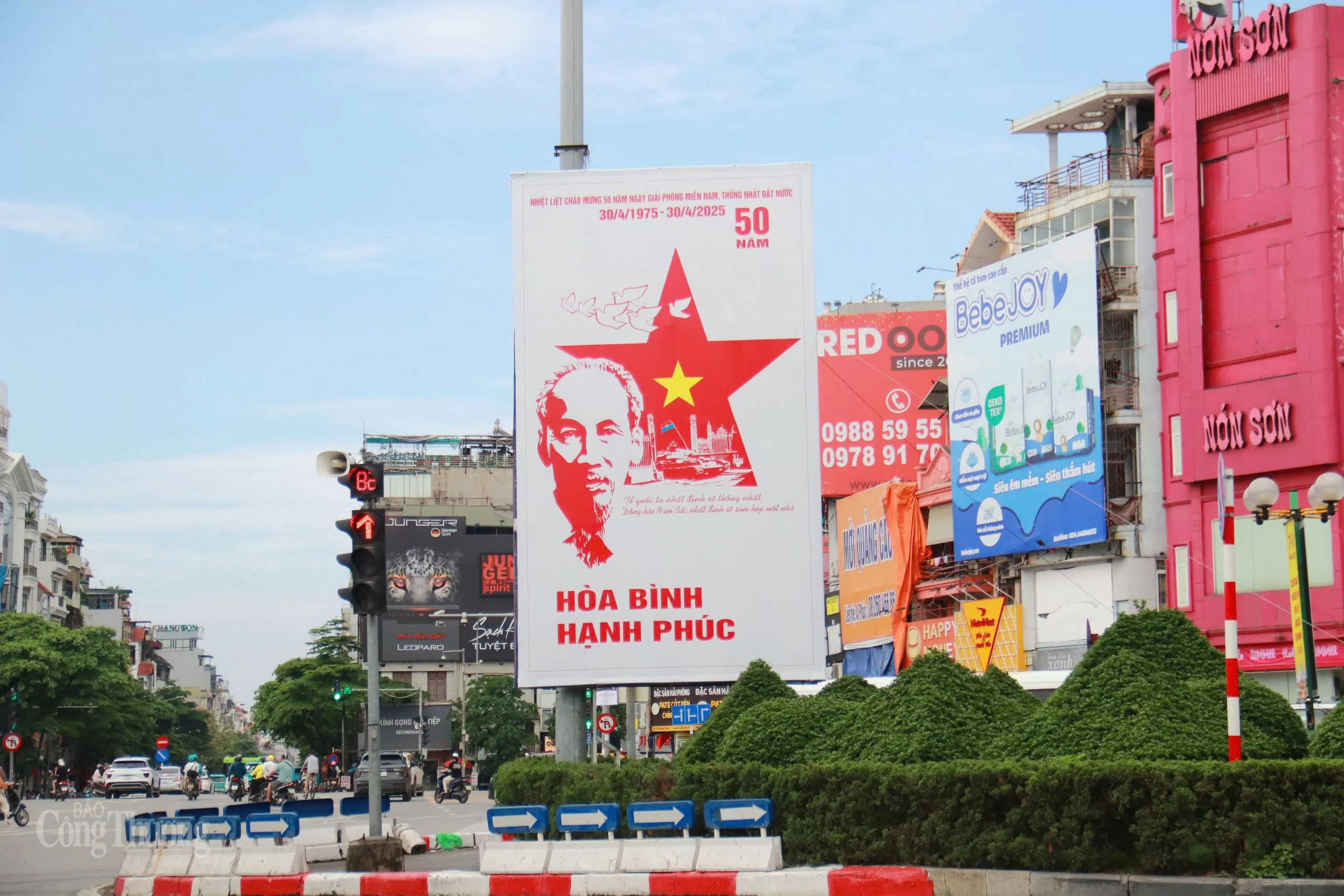 Rộn ràng sắc màu ngày 1/5 trên khắp phố phường Hà Nội Rộn ràng sắc màu ngày 1/5 trên khắp phố phường Hà Nội
