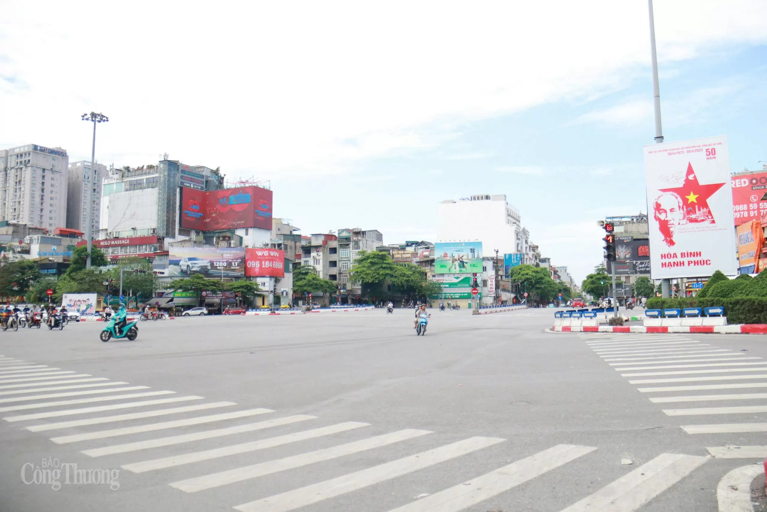 Rộn ràng sắc màu ngày 1/5 trên khắp phố phường Hà Nội Rộn ràng sắc màu ngày 1/5 trên khắp phố phường Hà Nội