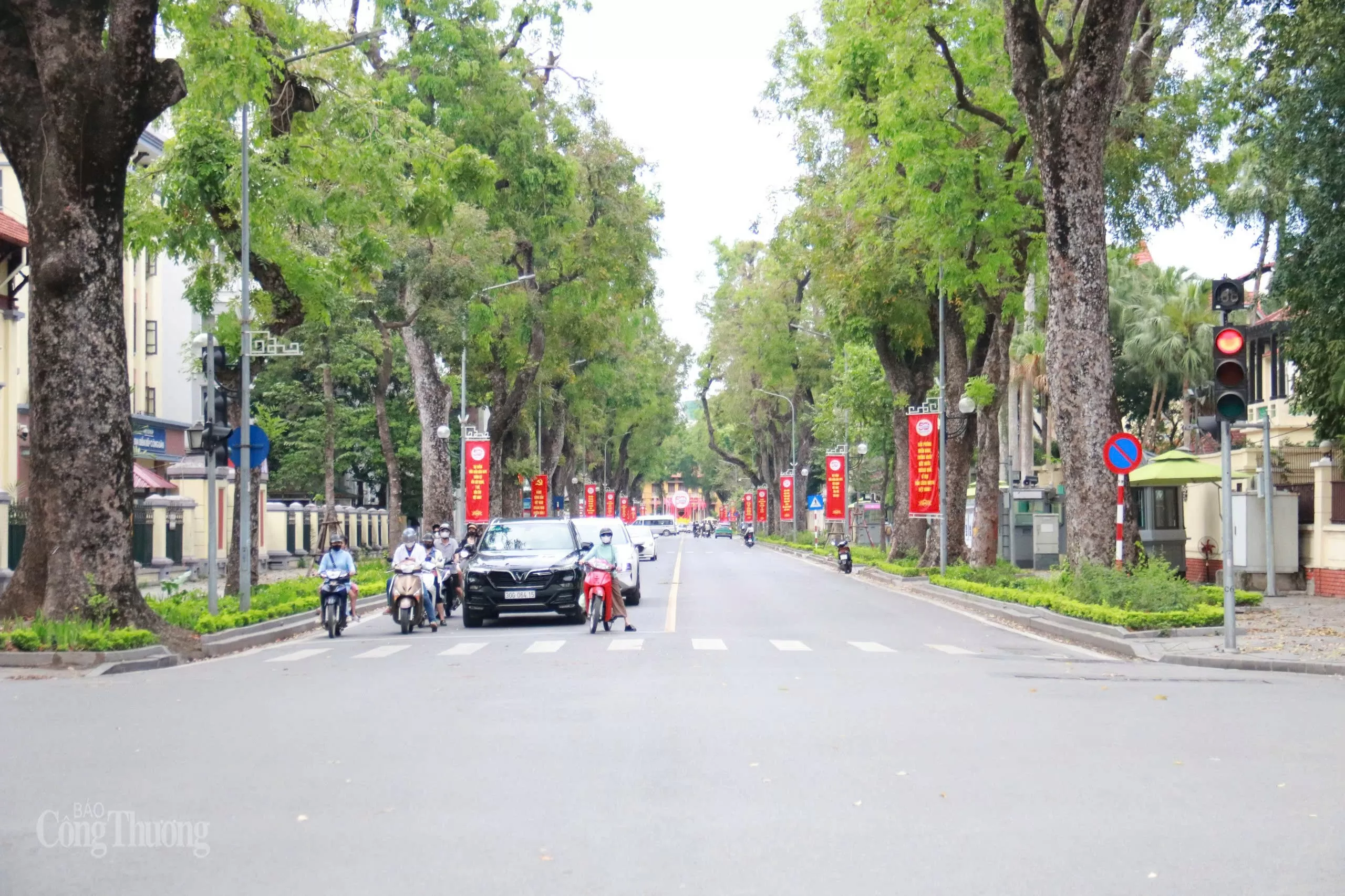 Rộn ràng sắc màu ngày 1/5 trên khắp phố phường Hà Nội Rộn ràng sắc màu ngày 1/5 trên khắp phố phường Hà Nội