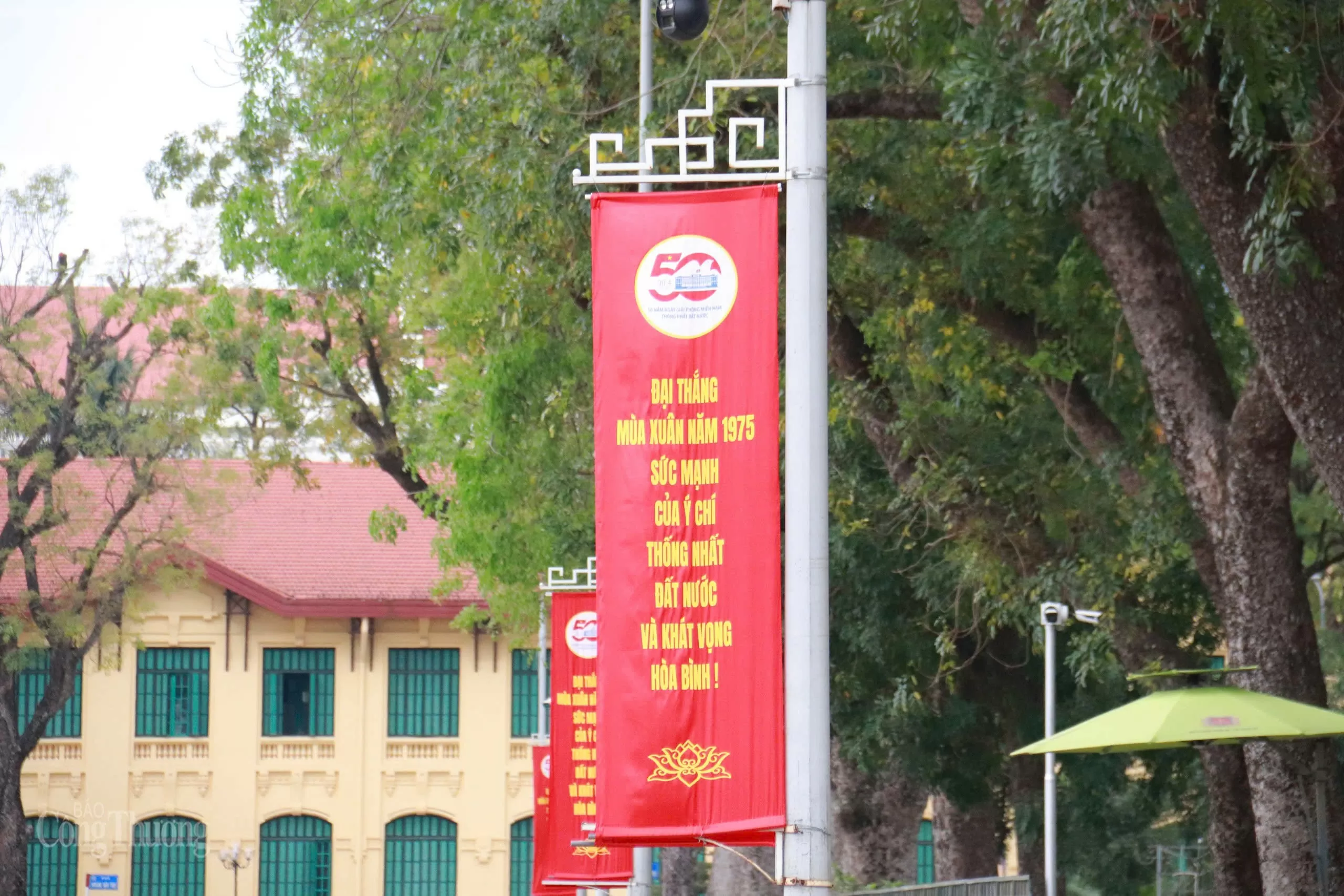 Rộn ràng sắc màu ngày 1/5 trên khắp phố phường Hà Nội